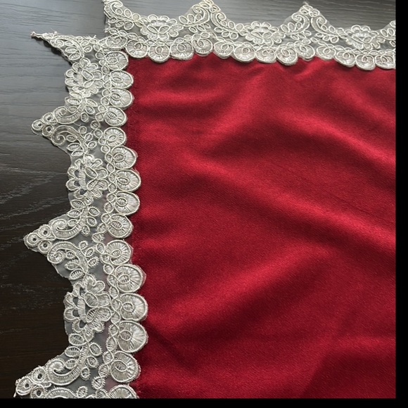 Red velvet square tablecloth (handmade) - Picture 5 of 7